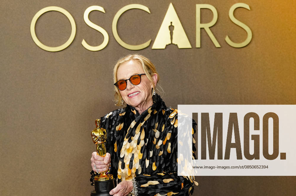 Amy Madigan holds the Oscar award in the press photo room after winning Best Actress in a Supporting Role for Weapons during the 98th annual Academy Awards in the Hollywood section of Los Angeles on Sunday, March 15, 2026. Conan O Brien is hosting the Oscars for the second consecutive year. LAP20260315303 BONNIExCASH