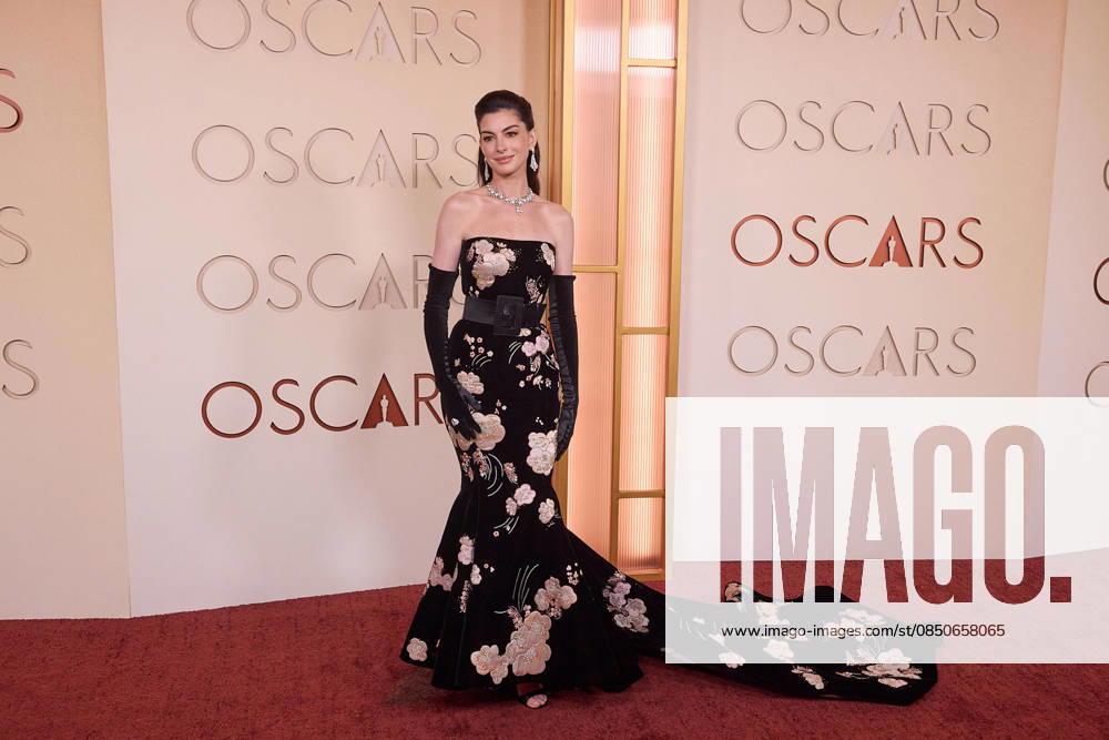 98th Oscars, Academy Awards Anne Hathaway arrives on the red carpet of the 98th Oscars at the Dolby Theatre at Ovation Hollywood on Sunday, March 15, 2026., Credit:Etienne Laurent The Academy Avalon United States of America, CA, Hollywood, Dolby Theater