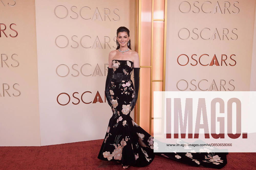 98th Oscars, Academy Awards Anne Hathaway arrives on the red carpet of the 98th Oscars at the Dolby Theatre at Ovation Hollywood on Sunday, March 15, 2026., Credit:Etienne Laurent The Academy Avalon United States of America, CA, Hollywood, Dolby Theater
