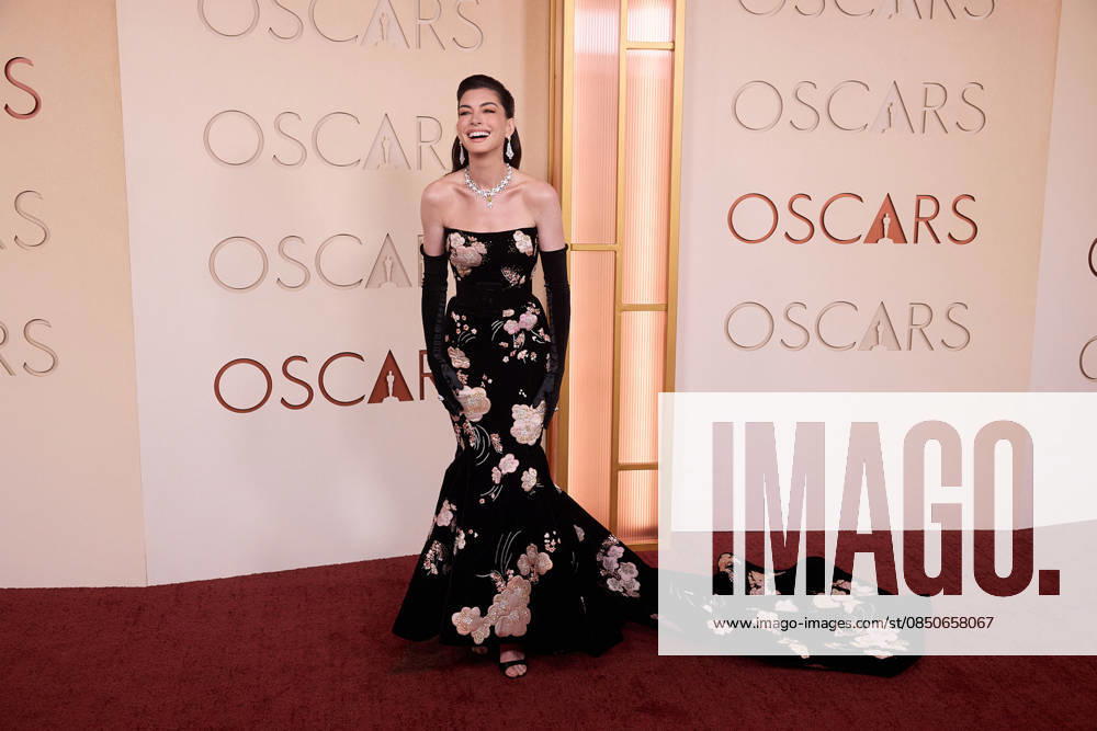 98th Oscars, Academy Awards Anne Hathaway arrives on the red carpet of the 98th Oscars at the Dolby Theatre at Ovation Hollywood on Sunday, March 15, 2026., Credit:Etienne Laurent The Academy Avalon United States of America, CA, Hollywood, Dolby Theater