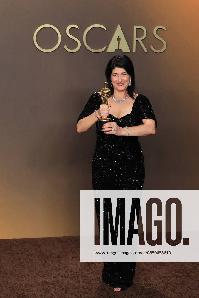 Cassandra Kulukundis poses with the award for best casting for One Battle After Another at the 98th Academy Awards ceremony in Los Angeles, USA March 15, 2026. 98th Academy Awards !ACHTUNG: NUR REDAKTIONELLE NUTZUNG!