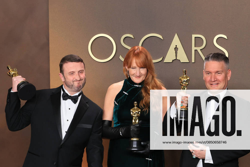 Mike Hill (L), Cliona Furey (C) and Jordan Samuel pose with the Oscar for best makeup and hairstyling for Frankenstein at the 98th Academy Awards ceremony in Los Angeles, USA March 15, 2026. 98th Academy Awards !ACHTUNG: NUR REDAKTIONELLE NUTZUNG!