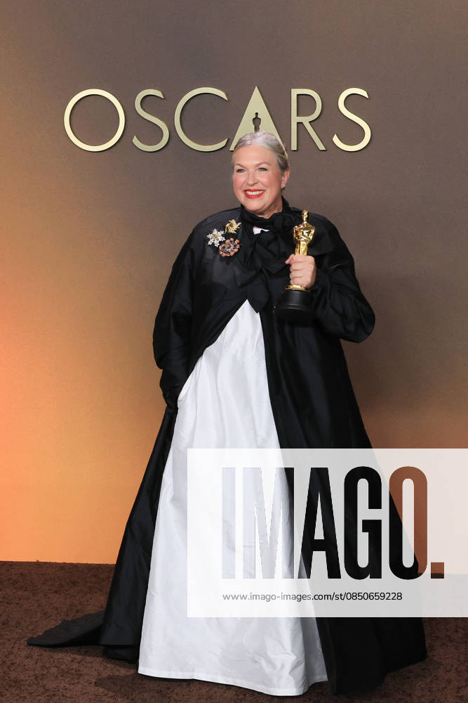 Kate Hawley poses with the Oscar for best costume design for Frankenstein at the 98th Academy Awards ceremony in Los Angeles, USA March 15, 2026. 98th Academy Awards !ACHTUNG: NUR REDAKTIONELLE NUTZUNG!