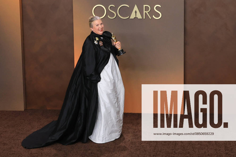 Kate Hawley poses with the Oscar for best costume design for Frankenstein at the 98th Academy Awards ceremony in Los Angeles, USA March 15, 2026. 98th Academy Awards !ACHTUNG: NUR REDAKTIONELLE NUTZUNG!