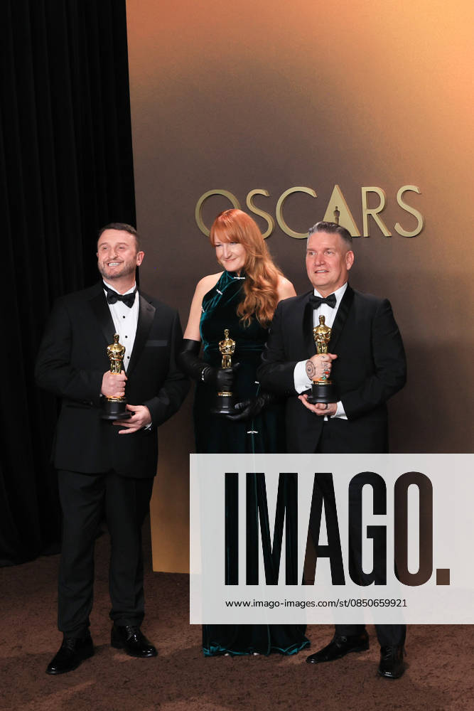 Mike Hill (L), Cliona Furey (C) and Jordan Samuel pose with the Oscar for best makeup and hairstyling for Frankenstein at the 98th Academy Awards ceremony in Los Angeles, USA March 15, 2026. 98th Academy Awards !ACHTUNG: NUR REDAKTIONELLE NUTZUNG!