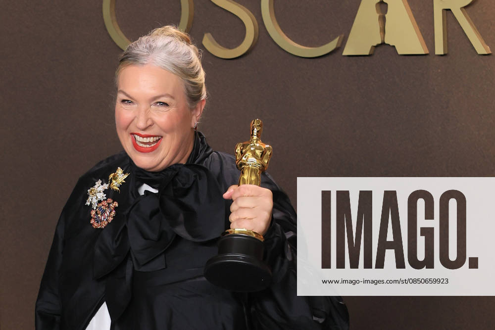 Kate Hawley poses with the Oscar for best costume design for Frankenstein at the 98th Academy Awards ceremony in Los Angeles, USA March 15, 2026. 98th Academy Awards !ACHTUNG: NUR REDAKTIONELLE NUTZUNG!