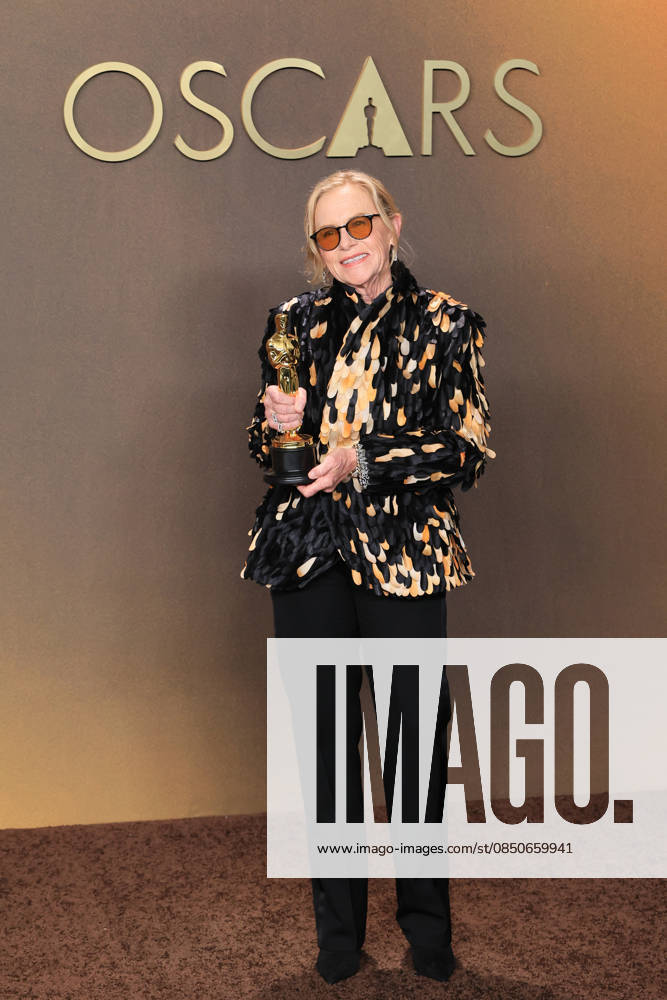 Amy Madigan poses with the Oscar for best supporting actress in Weapons at the 98th Academy Awards ceremony in Los Angeles, USA March 15, 2026. 98th Academy Awards !ACHTUNG: NUR REDAKTIONELLE NUTZUNG!
