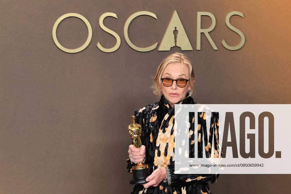 Amy Madigan poses with the Oscar for best supporting actress in Weapons at the 98th Academy Awards ceremony in Los Angeles, USA March 15, 2026. 98th Academy Awards !ACHTUNG: NUR REDAKTIONELLE NUTZUNG!