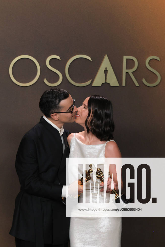 Alexandre Singh (L) and Natalie Musteata pose with the award for best short film for Two People Exchanging Saliva at the 98th Academy Awards ceremony in Los Angeles, USA March 15, 2026. 98th Academy Awards !ACHTUNG: NUR REDAKTIONELLE NUTZUNG!