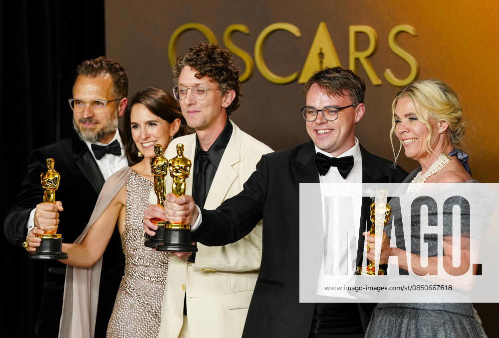 David Borenstein, Pavel Talankin, Helle Faber, Alzbeta Karaskova, and Robin Hessman celebrate in the press photo room after winning the Best Documentary Feature Film Oscar for Mr. Nobody Against Putin during the 98th annual Academy Awards in the Hollywood section of Los Angeles on Sunday, March 15, 2026. LAP20260315377 BONNIExCASH