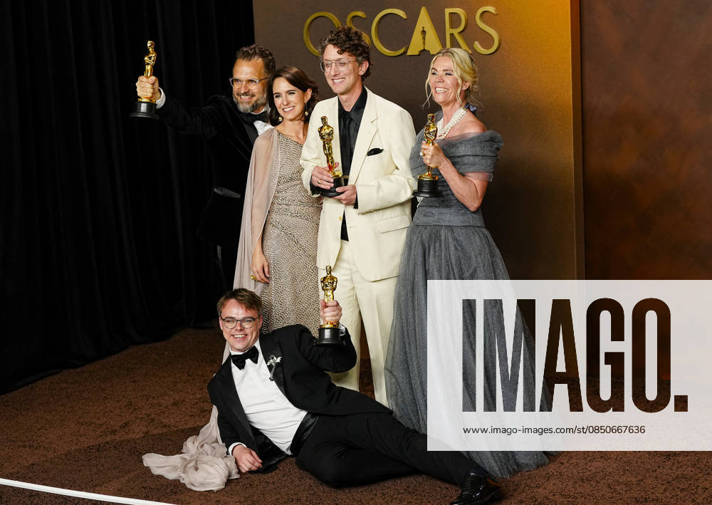 David Borenstein, Pavel Talankin, Helle Faber, Alzbeta Karaskova, and Robin Hessman celebrate in the press photo room after winning the Best Documentary Feature Film Oscar for Mr. Nobody Against Putin during the 98th annual Academy Awards in the Hollywood section of Los Angeles on Sunday, March 15, 2026. LAP20260315379 BONNIExCASH