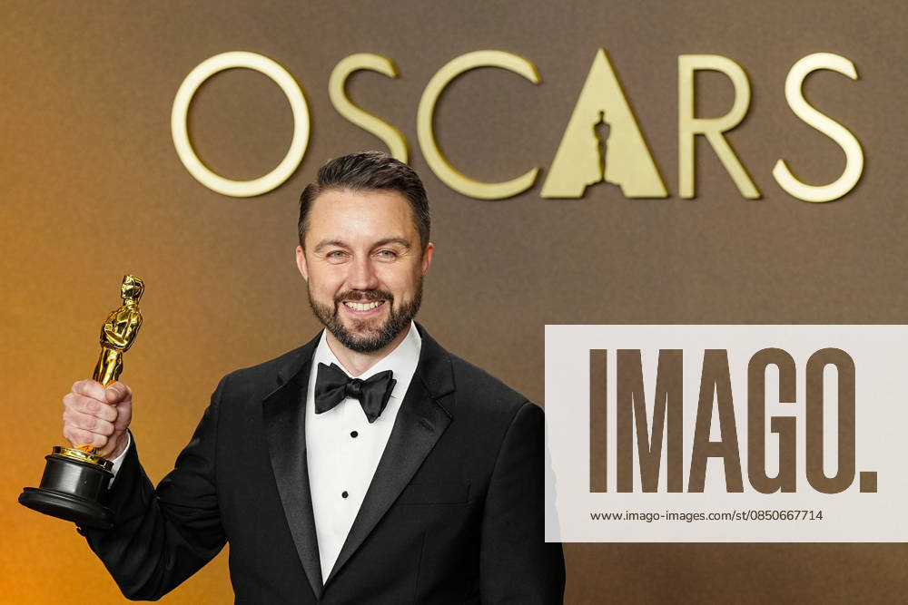 Andy Jurgensen celebrates in the press photo room after winning the Best Film Editing Oscar for One Battle After Another during the 98th annual Academy Awards in the Hollywood section of Los Angeles on Sunday, March 15, 2026. LAP20260315386 BONNIExCASH
