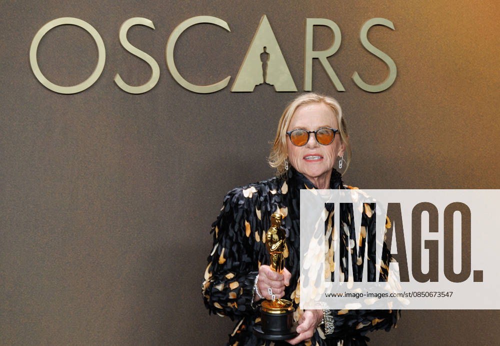 Amy Madigan, winner of the Best Actress in a Supporting Role award for Ã¢â‚¬oeWeaponsÃ¢â‚¬Â, poses in the press room of the 98th Annual Academy Awards on Sunday March 15, 2026 at the Dolby Theater in Hollywood, California. PRENSA INTERNACIONAL Hollywood USA - ZUMAp124 20260315_zaa_p124_299