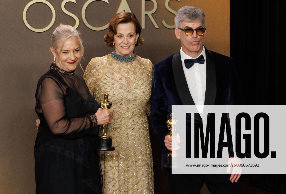 Tamara Deverell (L) and Shane Vieau (R), winners of Best Production Design for Frankenstein pose with Sigourney Weaver in the press room of the 98th Annual Academy Awards on Sunday March 15, 2026 at the Dolby Theater in Hollywood, California. PRENSA INTERNACIONAL Hollywood USA - ZUMAp124 20260315_zaa_p124_303
