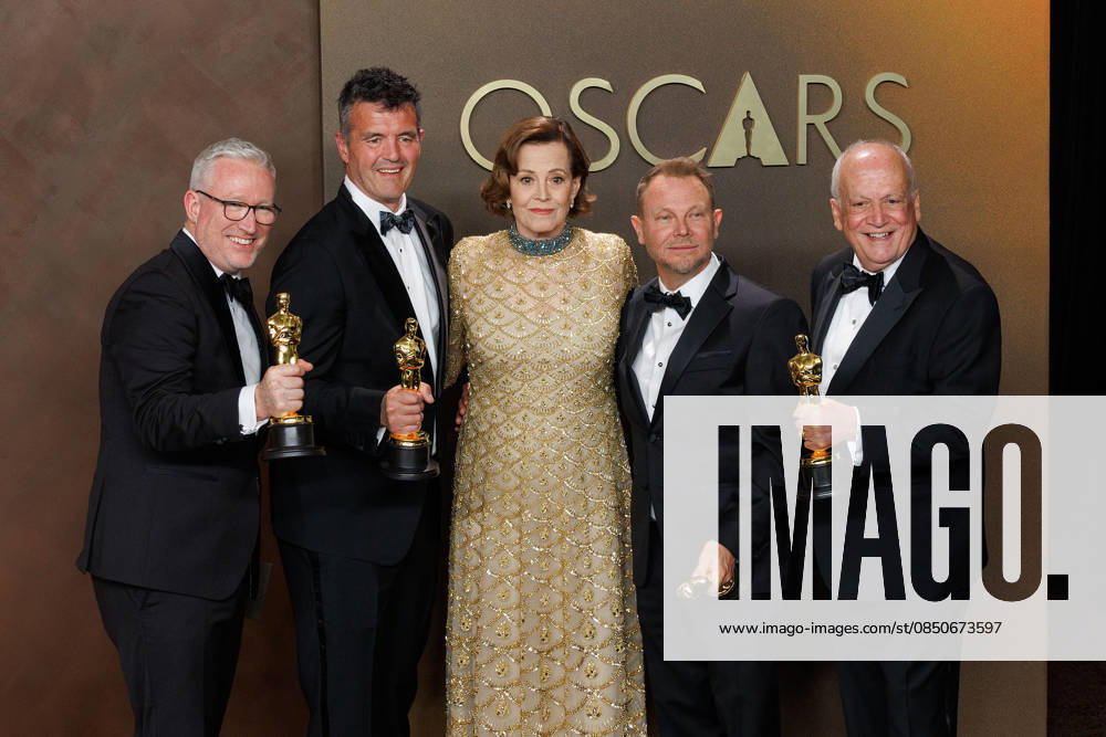 (L-R) Daniel Barrett, Eric Saindon, Richard Baneham, and Joe Letteri, winners of the Best Visual Effects award for â€oeAvatar: Fire and Ashâ€Â, pose with Sigourney Weaver in the press room of the 98th Annual Academy Awards on Sunday March 15, 2026 at the Dolby Theater in Hollywood, California. PRENSA INTERNACIONAL Hollywood USA - ZUMAp124 20260315_zaa_p124_308