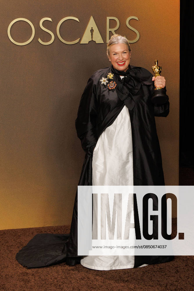 Kate Hawley, winner of the Best Costume Design award for Frankenstein , poses in the press room of the 98th Annual Academy Awards on Sunday March 15, 2026 at the Dolby Theater in Hollywood, California. PRENSA INTERNACIONAL Hollywood USA - ZUMAp124 20260315_zaa_p124_307