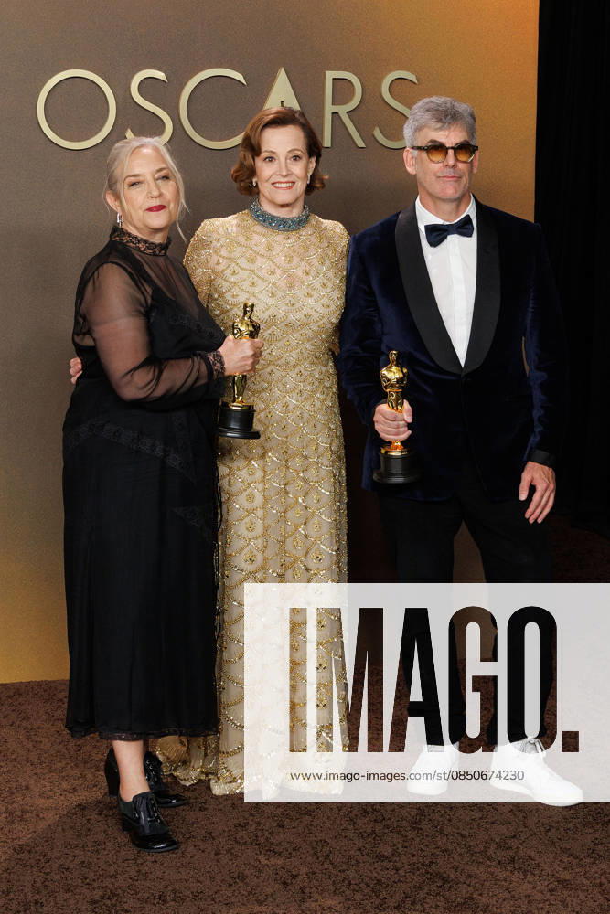 Tamara Deverell (L) and Shane Vieau (R), winners of Best Production Design for Frankenstein pose with Sigourney Weaver in the press room of the 98th Annual Academy Awards on Sunday March 15, 2026 at the Dolby Theater in Hollywood, California. PRENSA INTERNACIONAL Hollywood USA - ZUMAp124 20260315_zaa_p124_314