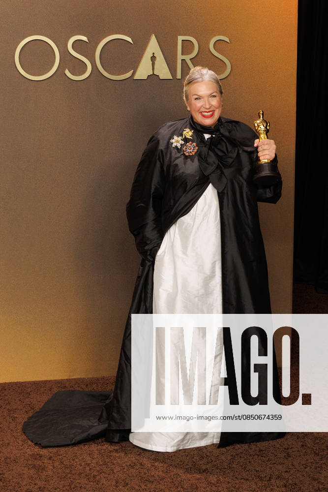Kate Hawley, winner of the Best Costume Design award for Frankenstein , poses in the press room of the 98th Annual Academy Awards on Sunday March 15, 2026 at the Dolby Theater in Hollywood, California. PRENSA INTERNACIONAL Hollywood USA - ZUMAp124 20260315_zaa_p124_331