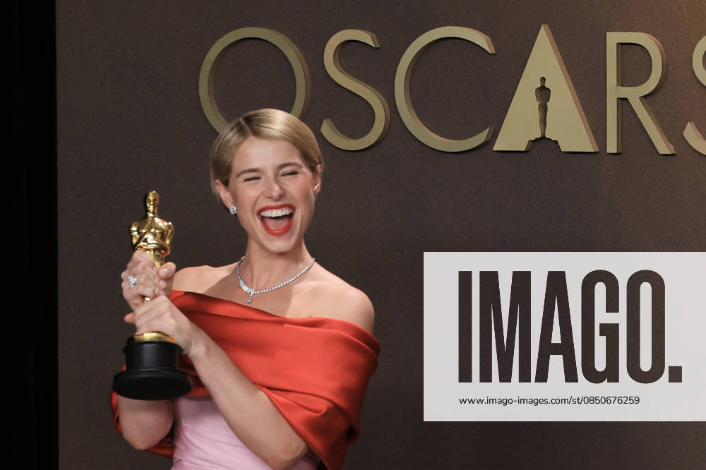 Jessie Buckley poses with the Best Actress award for Hamnet at the 98th Academy Awards ceremony in Los Angeles, USA March 15, 2026. 98th Academy Awards !ACHTUNG: NUR REDAKTIONELLE NUTZUNG!