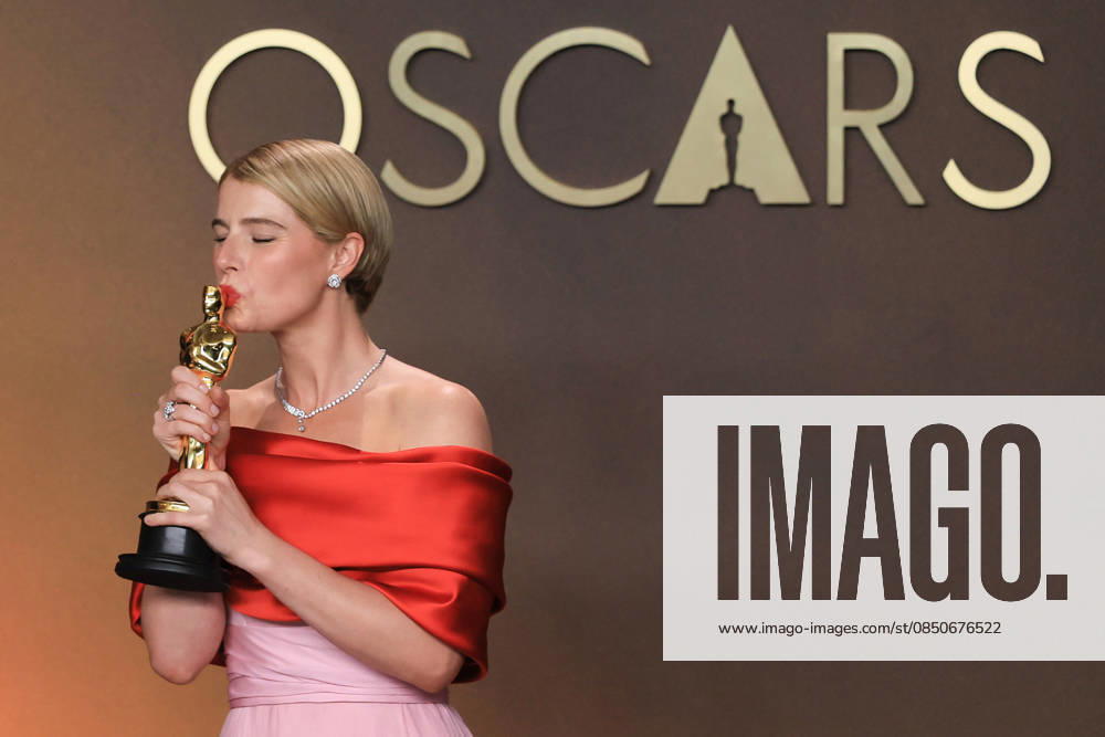 Jessie Buckley poses with the Best Actress award for Hamnet at the 98th Academy Awards ceremony in Los Angeles, USA March 15, 2026. 98th Academy Awards !ACHTUNG: NUR REDAKTIONELLE NUTZUNG!