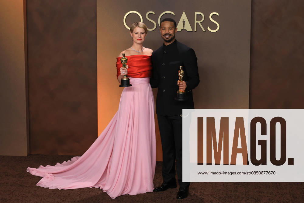 Jessie Buckley (left) and Michael B. Jordan pose with the award for best actress for Hamnet and best actor for Sinners at the 98th Academy Awards ceremony in Los Angeles, USA March 15, 2026. 98th Academy Awards !ACHTUNG: NUR REDAKTIONELLE NUTZUNG!