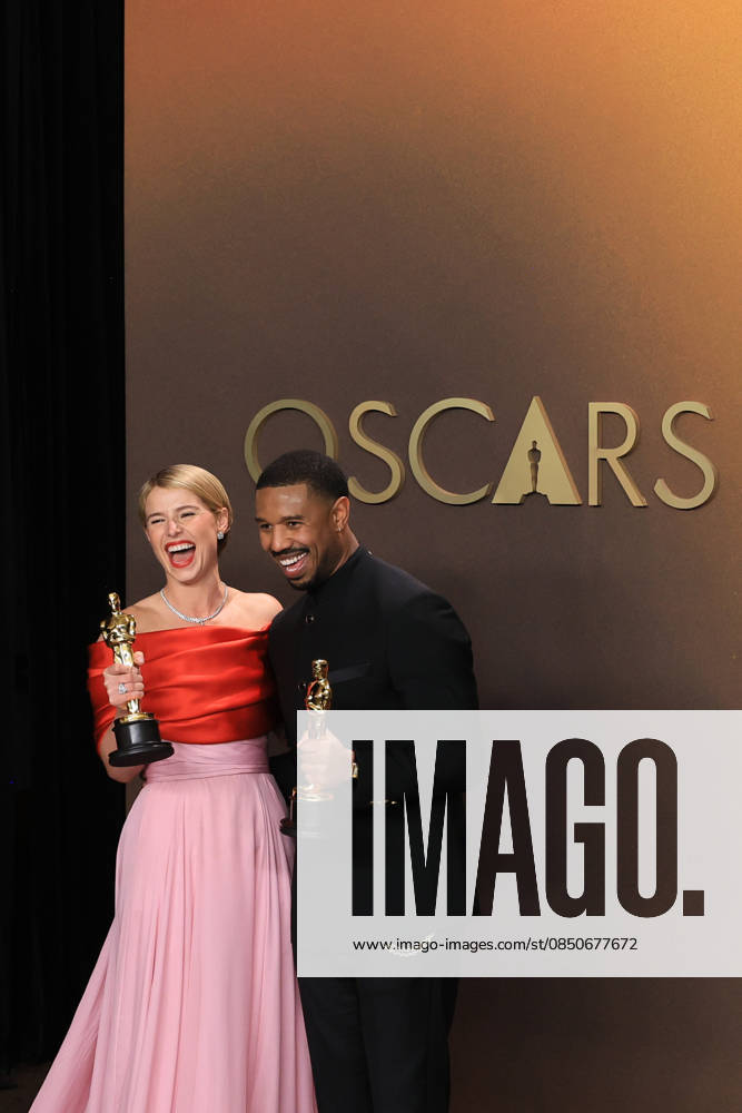Jessie Buckley (L) and Michael B. Jordan pose with the award for best actress for Hamnet and best actor for Sinners at the 98th Academy Awards ceremony in Los Angeles, USA March 15, 2026. 98th Academy Awards !ACHTUNG: NUR REDAKTIONELLE NUTZUNG!