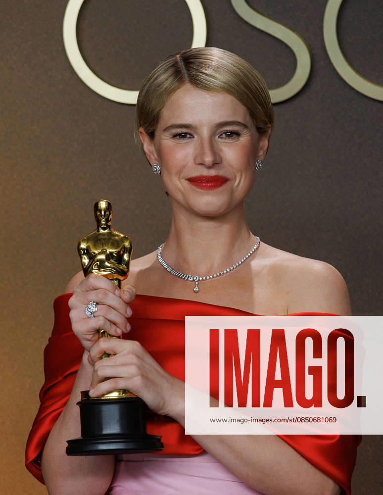 Jessie Buckley, winner of the Best Actress Award for Ã¢â‚¬oeHamnetÃ¢â‚¬Â, poses in the press room of the 98th Annual Academy Awards on Sunday March 15, 2026 at the Dolby Theater in Hollywood, California. PRENSA INTERNACIONAL Hollywood USA - ZUMAp124 20260315_zaa_p124_350