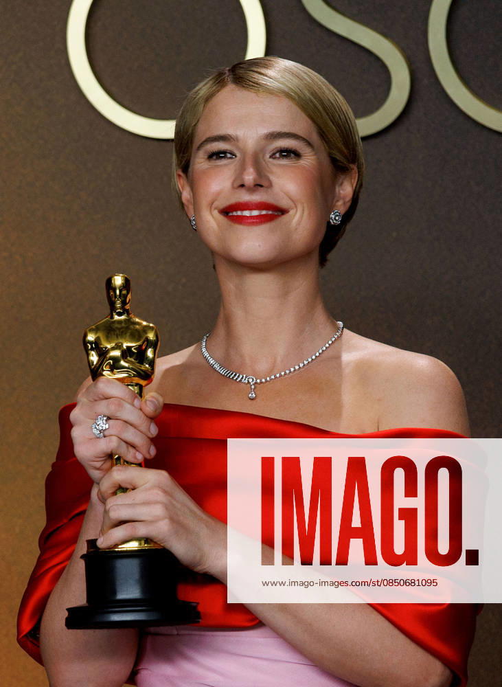 Jessie Buckley, winner of the Best Actress Award for Ã¢â‚¬oeHamnetÃ¢â‚¬Â, poses in the press room of the 98th Annual Academy Awards on Sunday March 15, 2026 at the Dolby Theater in Hollywood, California. PRENSA INTERNACIONAL Hollywood USA - ZUMAp124 20260315_zaa_p124_365