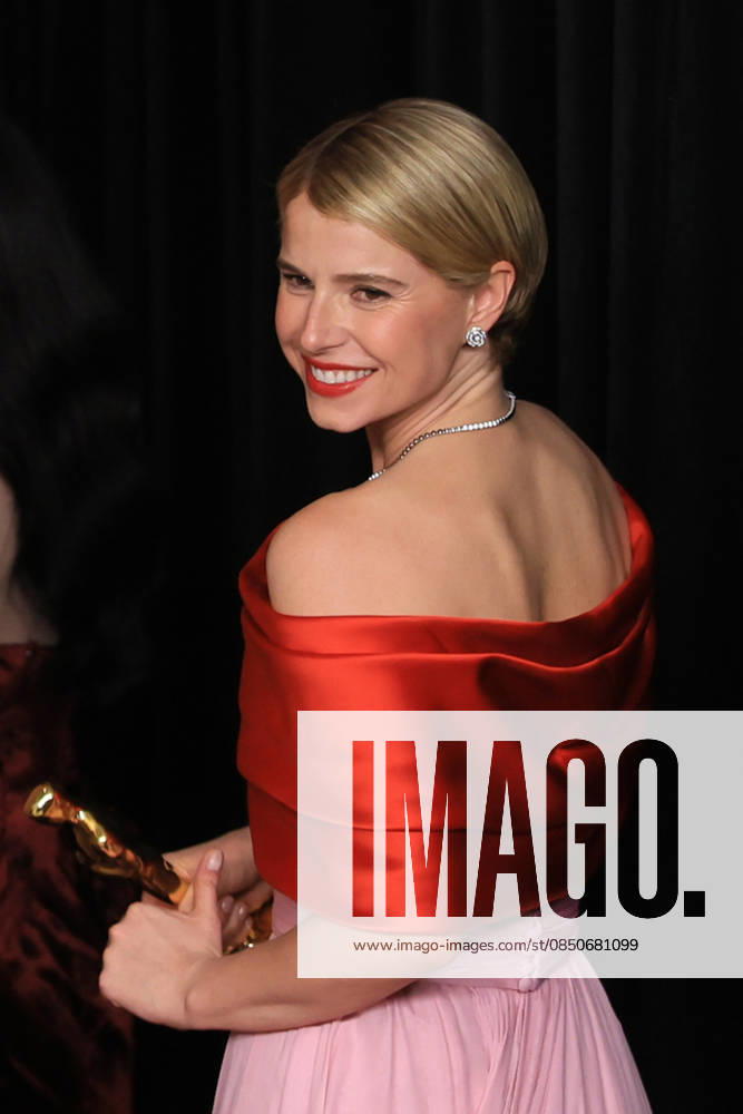 Jessie Buckley poses with the Best Actress award for the film Hamnet at the 98th Academy Awards ceremony in Los Angeles, USA March 15, 2026. 98th Academy Awards !ACHTUNG: NUR REDAKTIONELLE NUTZUNG!