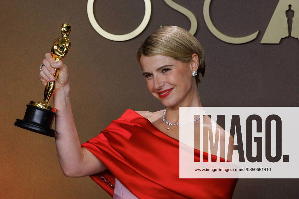 Jessie Buckley, winner of the Best Actress Award for Ã¢â‚¬oeHamnetÃ¢â‚¬Â, poses in the press room of the 98th Annual Academy Awards on Sunday March 15, 2026 at the Dolby Theater in Hollywood, California. PRENSA INTERNACIONAL Hollywood USA - ZUMAp124 20260315_zaa_p124_359