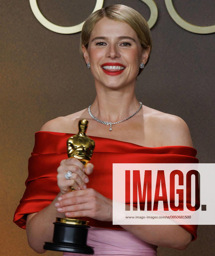 Jessie Buckley, winner of the Best Actress Award for â€oeHamnetâ€Â, poses in the press room of the 98th Annual Academy Awards on Sunday March 15, 2026 at the Dolby Theater in Hollywood, California. PRENSA INTERNACIONAL Hollywood USA - ZUMAp124 20260315_zaa_p124_367