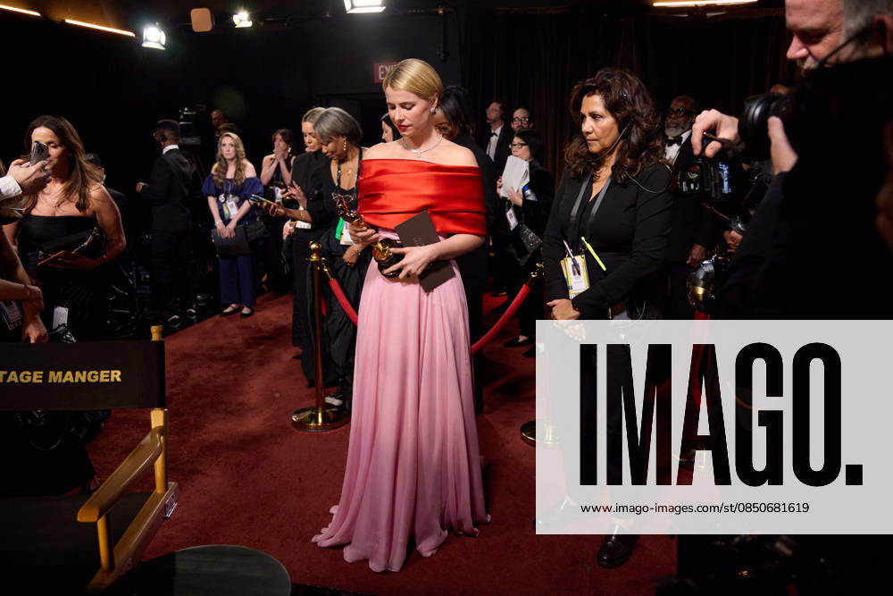 Jessie Buckley poses backstage with the Oscar® for Actress in a Leading Role during the 98th Oscars® at Dolby® Theatre at Ovation Hollywood on Sunday, March 15, 2026. Los Angeles CA USA 350081308PLX