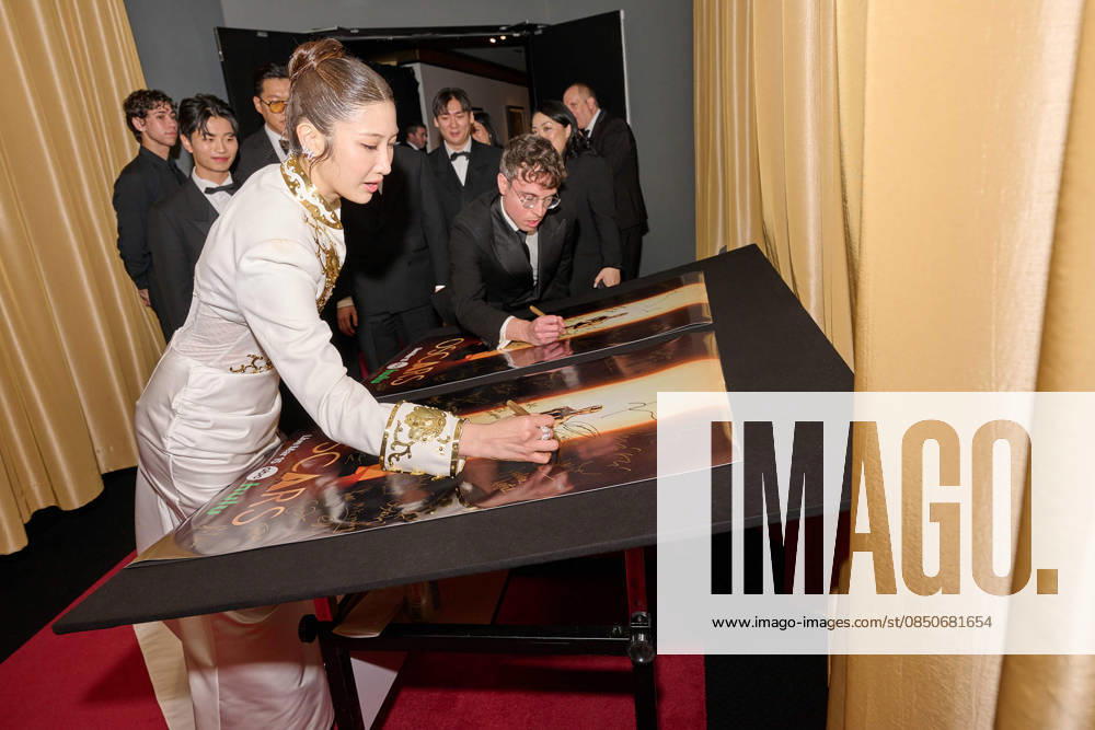 EJAE and Mark Sonnenblick backstage with the Oscar® for Original Song during the live ABC Telecast of the 98th Oscars® at Dolby® Theatre at Ovation Hollywood on Sunday, March 15, 2026. Los Angeles CA USA 350081315PLX