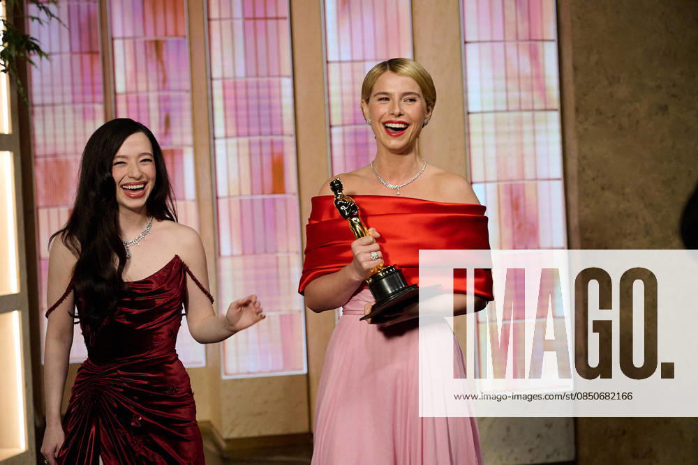 Jessie Buckley backstage with the Oscar® for Actress in a Leading Role and Mickey Madison during the 98th Oscars® at Dolby® Theatre at Ovation Hollywood on Sunday, March 15, 2026. Los Angeles CA USA 350081345PLX