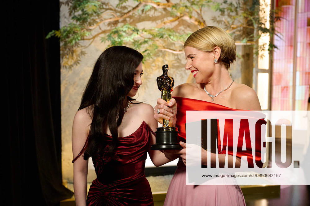 Jessie Buckley pose backstage with the Oscar® for Actress in a Leading Role and Mickey Madison during the 98th Oscars® at Dolby® Theatre at Ovation Hollywood on Sunday, March 15, 2026. Los Angeles CA USA 350081346PLX
