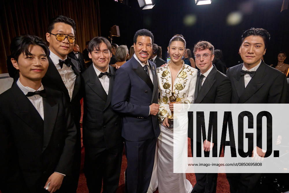 98th Oscars, Academy Awards Yuhan, ZHUN, EJAE, Mark Sonnenblick, NHD, and 24 pose backstage with the Oscar for Original Song during the live ABC Telecast of the 98th Oscars at Dolby Theatre at Ovation Hollywood on Sunday, March 15, 2026., Credit:Al Seib The Academy Avalon United States of America, CA, Hollywood, Dolby Theater