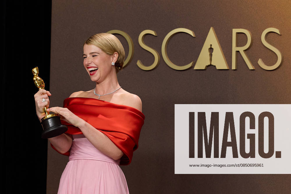 98th Oscars, Academy Awards Jessie Buckley poses backstage with the Oscar for Actress in a Leading Role during the 98th Oscars at Dolby Theatre at Ovation Hollywood on Sunday, March 15, 2026., Credit:Etienne Laurent The Academy Avalon United States of America, CA, Hollywood, Dolby Theater