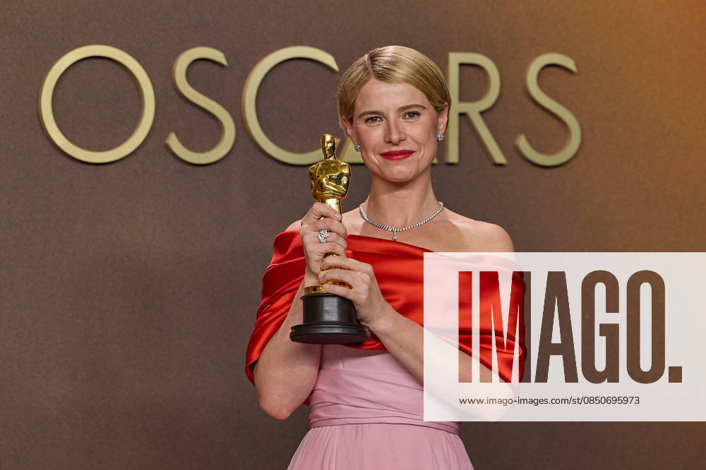 98th Oscars, Academy Awards Jessie Buckley poses backstage with the Oscar for Actress in a Leading Role during the 98th Oscars at Dolby Theatre at Ovation Hollywood on Sunday, March 15, 2026., Credit:Etienne Laurent The Academy Avalon United States of America, CA, Hollywood, Dolby Theater