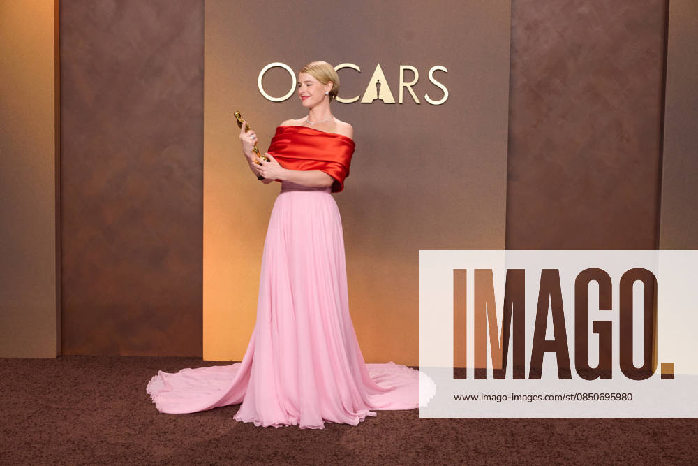 98th Oscars, Academy Awards Jessie Buckley poses backstage with the Oscar for Actress in a Leading Role during the 98th Oscars at Dolby Theatre at Ovation Hollywood on Sunday, March 15, 2026., Credit:Etienne Laurent The Academy Avalon United States of America, CA, Hollywood, Dolby Theater