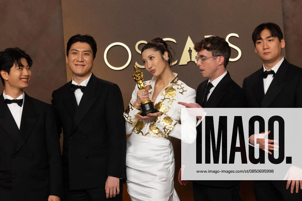 98th Oscars, Academy Awards Yuhan, ZHUN, EJAE, Mark Sonnenblick, and NHD pose backstage with the Oscar for Original Song during the live ABC Telecast of the 98th Oscars at Dolby Theatre at Ovation Hollywood on Sunday, March 15, 2026., Credit:SS Avalon United States of America, CA, Hollywood, Dolby Theater