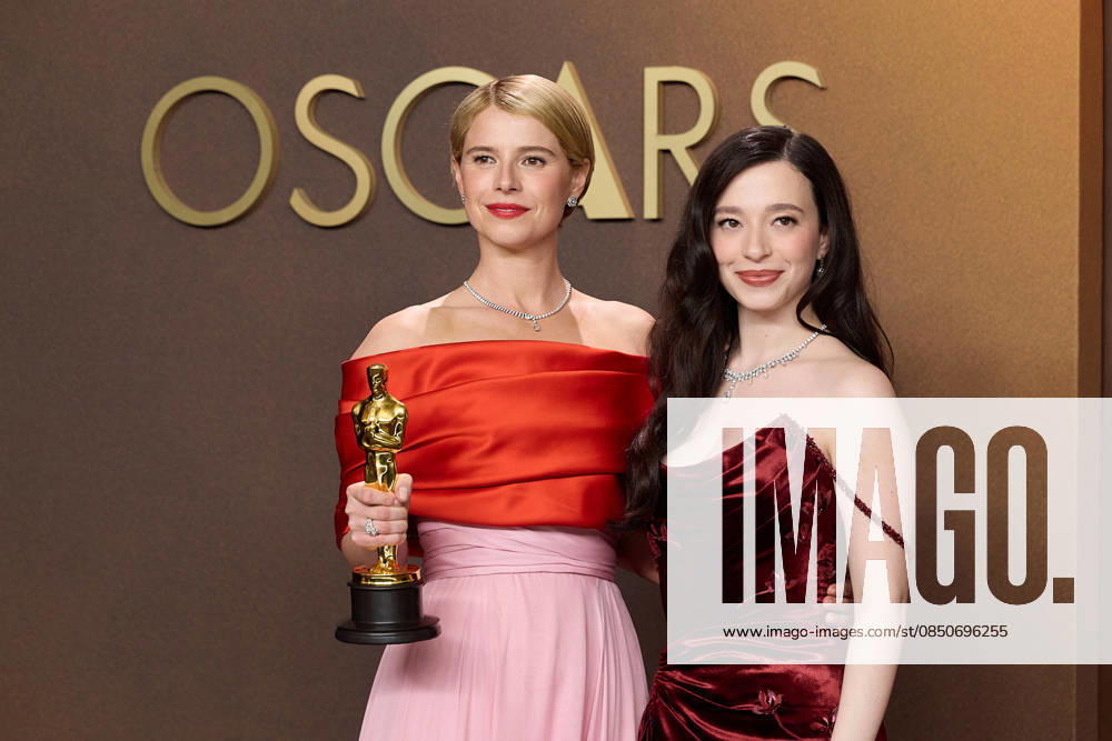 98th Oscars, Academy Awards Jessie Buckley and Mickey Madison pose backstage with the Oscar for Actor in a Leading Role during the 98th Oscars at Dolby Theatre at Ovation Hollywood on Sunday, March 15, 2026., Credit:LCY Avalon United States of America, CA, Hollywood, Dolby Theater