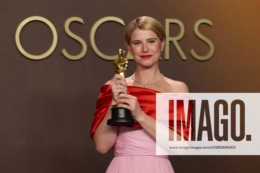 Jessie Buckley poses backstage with the Oscar for Actress in a Leading Role during the 98th Oscars at Dolby Theatre at Ovation Hollywood on Sunday. Hollywood USA - ZUMAz03_ 20260316_zah_z03_007