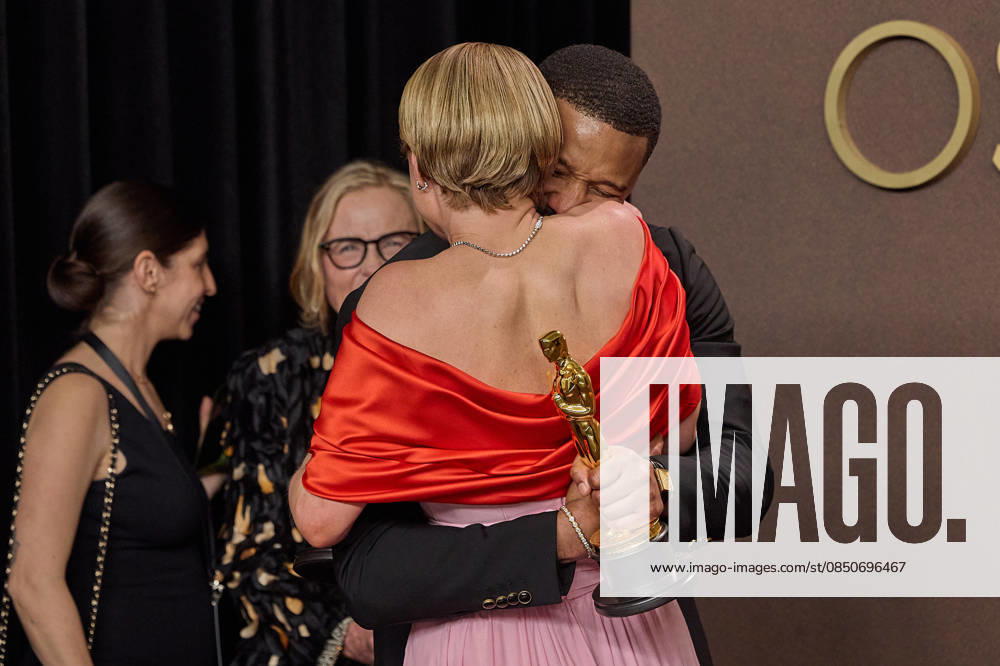 Jessie Buckley and Michael B. Jordan backstage with the Oscar for Actress in a Leading Role during the 98th Oscars¨ at Dolby Theatre at Ovation Hollywood on Sunday. Hollywood USA - ZUMAz03_ 20260316_zah_z03_019