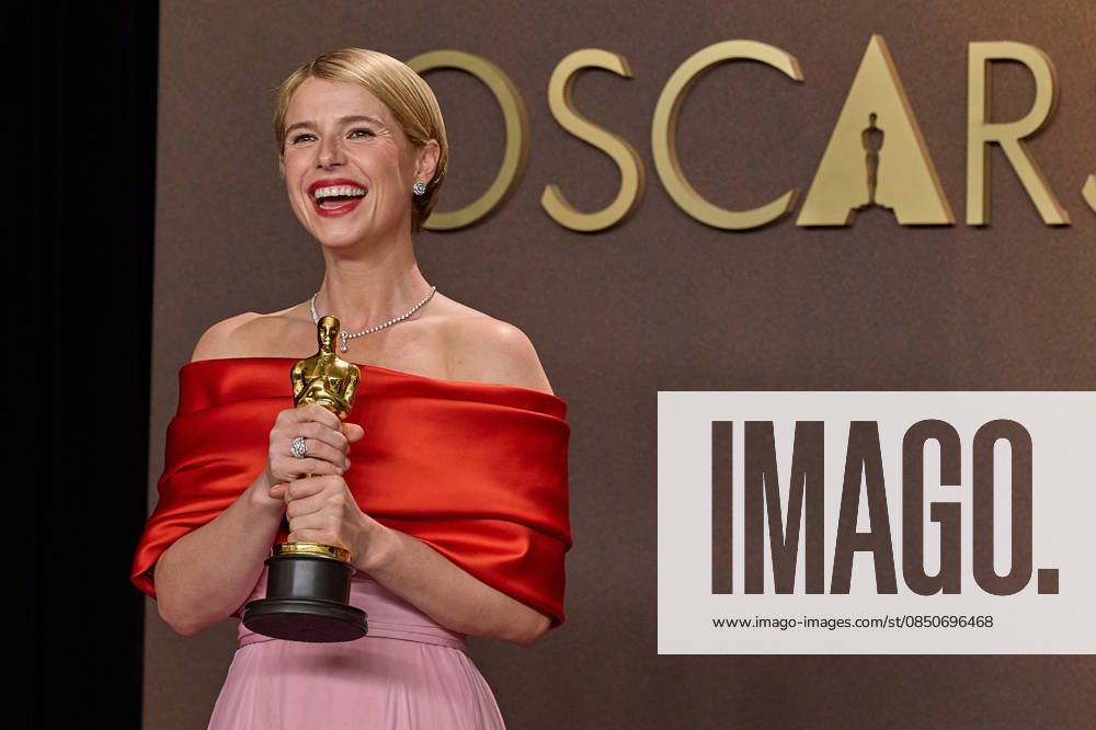 Jessie Buckley poses backstage with the Oscar for Actress in a Leading Role during the 98th Oscars at Dolby Theatre at Ovation Hollywood on Sunday. Hollywood USA - ZUMAz03_ 20260316_zah_z03_020