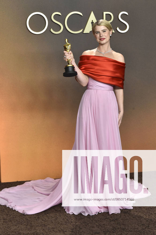 Jessie Buckley with the Oscar for Best Actress in a Leading Role in Hamnet at the 2026 98th Annual Academy Awards Photocall at the Dolby Theatre Los Angeles, 15 03 2026 Foto:xJ.xFuturexImagex oscar_6413