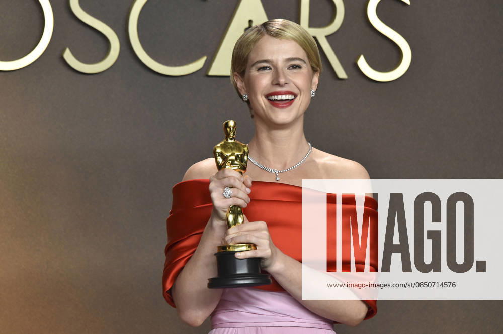 Jessie Buckley with the Oscar for Best Actress in a Leading Role in Hamnet at the 2026 98th Annual Academy Awards Photocall at the Dolby Theatre Los Angeles, 15 03 2026 Foto:xJ.xFuturexImagex oscar_6416