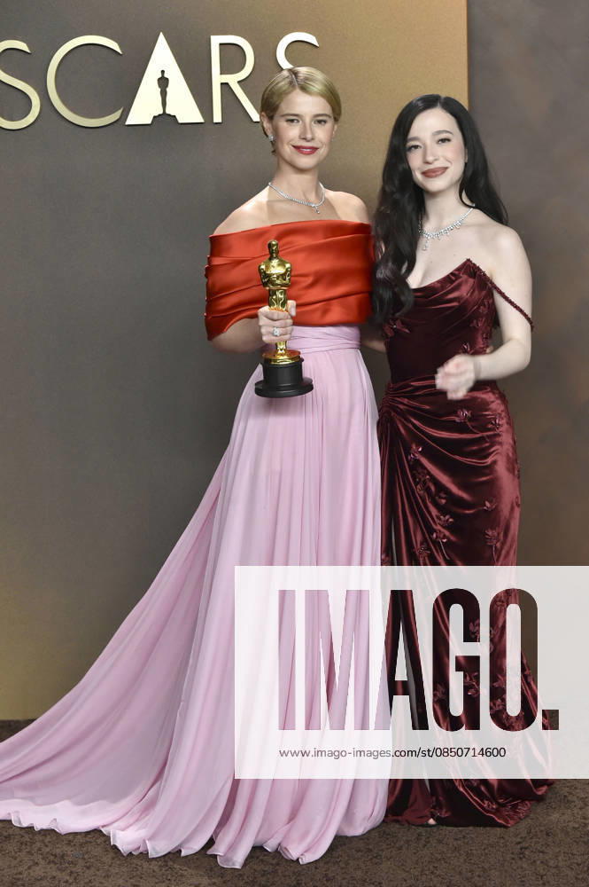 Jessie Buckley with the Oscar for Best Actress in a Leading Role in Hamnet and Mikey Madison at the 2026 98th Annual Academy Awards Photocall at the Dolby Theatre Los Angeles, 15 03 2026 Foto:xJ.xFuturexImagex oscar_6422