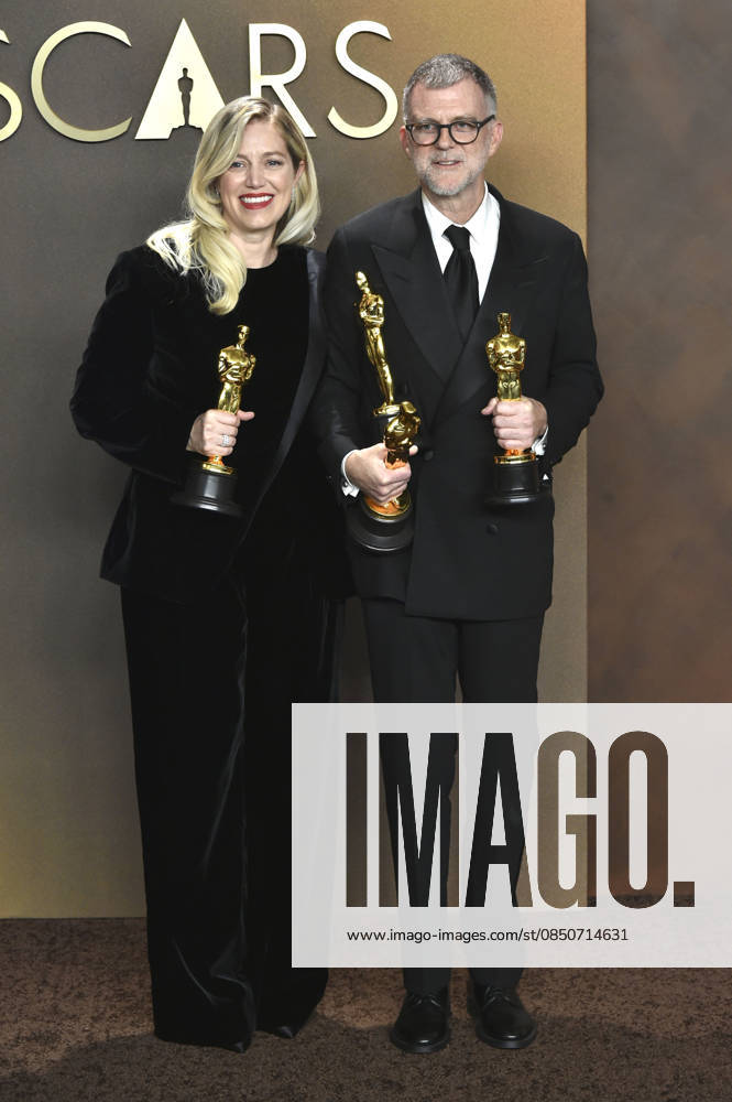 Sara Murphy with the Oscar for Best Picture and Paul Thomas Anderson with the Oscars for Best Picture, Best Director and Adapted Screenplay for Blood Sinners at the 2026 98th Annual Academy Awards Photocall at the Dolby Theatre Los Angeles, 15 03 2026 Foto:xJ.xFuturexImagex oscar_6433