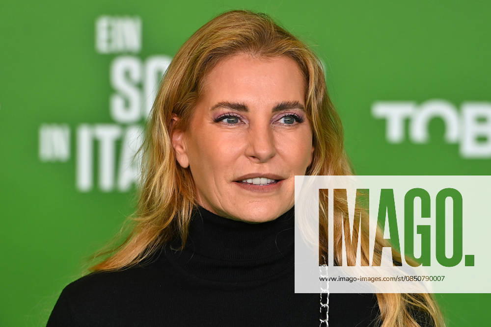 Giulia SIEGEL, single picture,cropped single motif,portrait,portrait premiere A SUMMER IN ITALY World Cup 1990 on 16 03 20226 at the Mathaeser Cinema in Munich Red Carpet,Red Carpet
