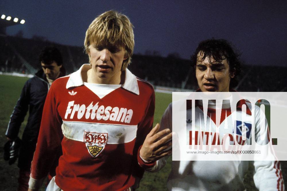 Bernd Förster (Stuttgart, li.) und Felix Magath (HSV) im Gespräch Fußball 1. BL Herren Saison 1978 1979, Hamburger SV - VfB Stuttgart 1:1, Vdia Gruppe Hamburg